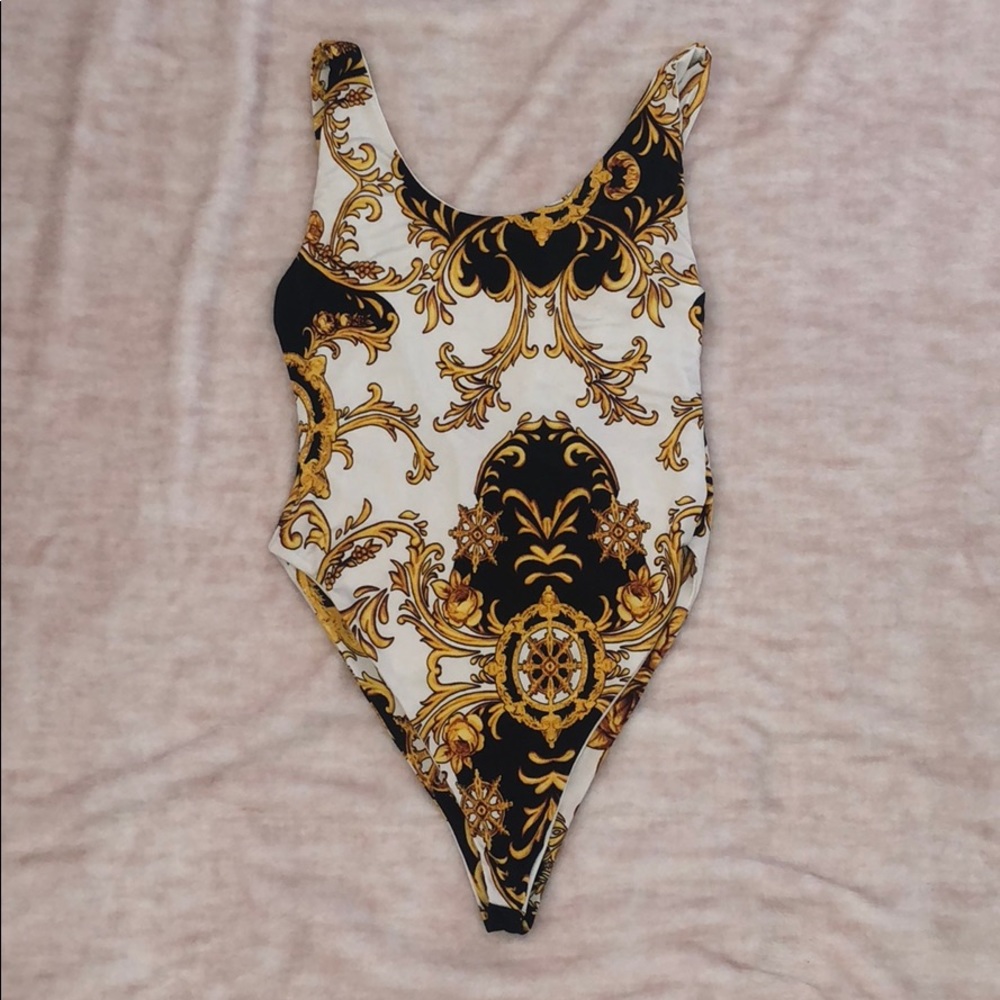 Barroque print bodysuit 😍